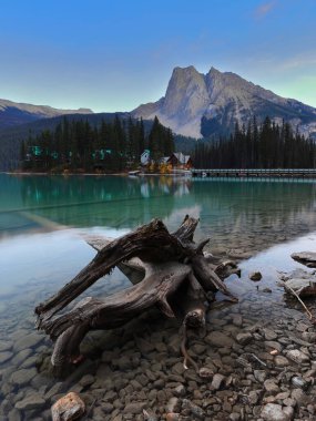 Zümrüt göl kıyısında neredeyse bulutsuz bir gece. Zümrüt Loca yarımadasına giden yol köprüsünün yanında Burgess Dağı ve Walcott Tepesi de var. Field, Yoho NP, British Columbia, Kanada.