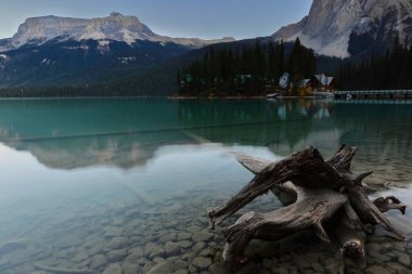 Zümrüt Gölü üzerinde bulutsuz bir gece. Zümrüt Loca 'ya giden yol köprüsünün sonunda. Burgess Dağı' nın eteğinde, Wapta Dağı 'nın solunda. Field, Yoho NP, British Columbia, Kanada.