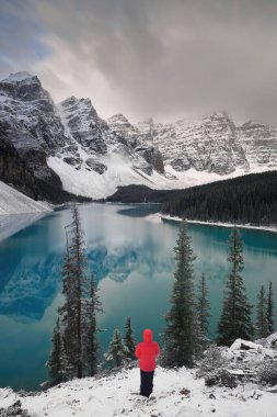 On Tepe Vadisi 'ndeki Turkuaz-Mavi Moraine Gölü yoğun bir kar yağışından hemen sonra bulutlu bir gündoğumunda Rockpile Viewpoint' ten görülen ağaçlar hâlâ karla kaplı. Banff NP-Alberta-Kanada.