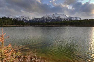 Zümrüt yeşili Herbert Gölü 'nden Zümrüt yeşili Herbert Gölü' ne (L-R) Tapınağı (sisli), Sheol, Haddo, Aberdeen, St.Piran, Whyte, Niblock, Devil 's Thumb, Papes. Banff NP-AB-Kanada.