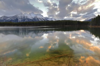 S sahili boyunca Zümrüt yeşili Herbert Gölü 'nü geçerek karlı Bow Range tepelerine (L-R) St.Piran, Whyte, Niblock, Devil' s Thumb, Pope, Bosworth Dağı 'na doğru ilerleyin. Banff NP-AB-Kanada.
