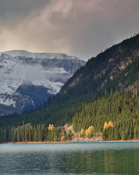 Lower Waterfowl Gölü 'nün kuzeybatısından Waputik Dağları' na (Hans ve Christian Kaufmann, Sarbach Dağı) uzanan Kanada Kayalıkları 'nın kuzeybatısı manzarası. Banff NP-Alberta-Kanada.