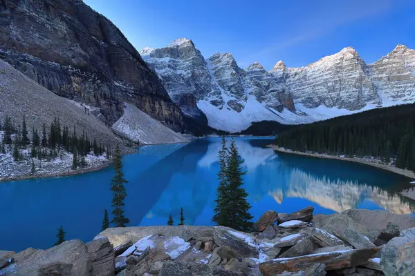 On Tepe Vadisi 'ndeki Moraine Gölü' nün turkuaz mavisi yansıtıcı suları bulutsuz bir gökyüzü altında Rockpile bakış açısıyla güney batıya doğru görüldü. Banff NP-Alberta-Kanada.