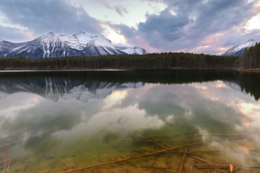 S sahili boyunca Zümrüt yeşili Herbert Gölü 'nü geçerek karlı Bow Range tepelerine (L-R) St.Piran, Whyte, Niblock, Devil' s Thumb, Pope, Bosworth Dağı 'na doğru ilerleyin. Banff NP-AB-Kanada.