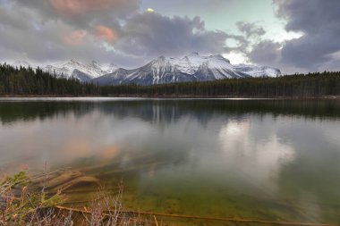 Zümrüt yeşili Herbert Gölü 'nden Zümrüt yeşili Herbert Gölü' ne (L-R) Tapınağı (sisli), Sheol, Haddo, Aberdeen, St.Piran, Whyte, Niblock, Devil 's Thumb, Papes. Banff NP-AB-Kanada.