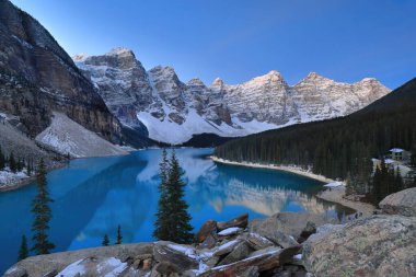 On Tepe Vadisi 'ndeki Moraine Gölü' nün turkuaz mavisi yansıtıcı suları bulutsuz bir gökyüzü altında Rockpile bakış açısıyla güney batıya doğru görüldü. Banff NP-Alberta-Kanada.