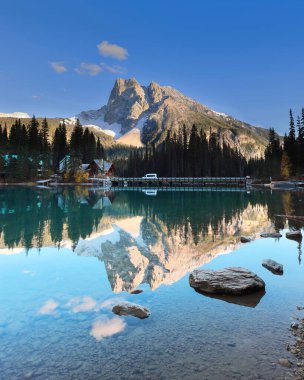 Zümrüt göl kıyısında neredeyse bulutsuz bir gece. Zümrüt Loca yarımadasına giden yol köprüsünün yanında Burgess Dağı ve Walcott Tepesi de var. Field, Yoho NP, British Columbia, Kanada.