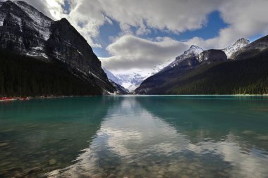 SW-ward view from the NE shore along Louise to Victoria Glacier and Peaks (L-R): Fairview, Haddo, Aberdeen, Lefroy, Victoria (ana ve kuzey), Collier, Pope, Whyte, Niblock. Banff NP-AB-Kanada.