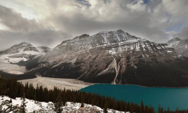 Zümrüt-turkuaz-teal Peyto Gölü 'nden W-R: Peyto Tepesi, Caldron Tepesi, Patterson Dağı' nda yükselen Waputik Sıradağları 'na bakın. Banff NP-Alberta-Kanada.