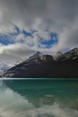 NE-SW görüntüsü, Louise Gölü 'nden Victoria Buzulu ve tepeleri (L-R): Victoria North, Collier, İsimsiz 3153 metre, Papalar, Whyte, Devils Thumb, Arı Kovanı, Niblock, St.Piranan. Banff NP-AB-Kanada.