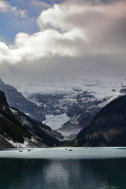 SW-ward view from the NE shore along Louise to Victoria Glacier and Peaks (L-R): Fairview, Haddo, Aberdeen, Lefroy, Victoria (ana ve kuzey), Collier, Pope, Whyte, Niblock. Banff NP-AB-Kanada.