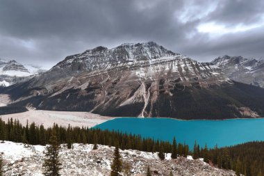 Zümrüt-turkuaz-teal Peyto Gölü 'nden W-R: Peyto Tepesi, Caldron Tepesi, Patterson Dağı' nda yükselen Waputik Sıradağları 'na bakın. Banff NP-Alberta-Kanada.
