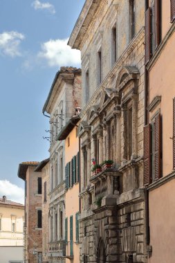 Via di Gracciano nel Corso 'nun güneydoğusundaki Piazza Savonarola Meydanı' na kadar Rönesans tarzı saraylar ve binaların ön cepheleri boyunca kuzeye bakan manzara. Montepulciano-Toskana-İtalya.