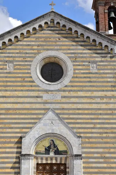 1306 'nın güney cephesi, 1926' da Sant 'Agnese kilisesini yeniden inşa etti ve 1939' dan kalma modern bir mozaik Lunette ve 1764 'ten kalma bir tuğla çan kulesi ile XIV yüzyıl portalını muhafaza etti. Montepulciano-Toskana-İtalya.