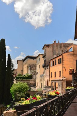 Seçici odak noktası: Via di Voltaia nel Corso 'daki binaların arka cepheleri, Caffe Poliziano Coffee' nin arka terasından görüldüğü gibi doğuya, Vicolo Cervini 'ye bakıyor. Montepulciano-Toskana-İtalya.