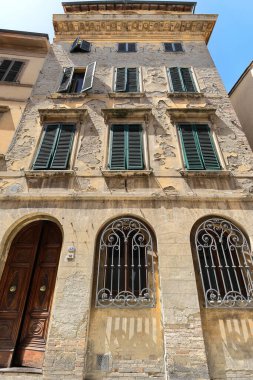 Via di Voltaia nel Corso 'nun batı yakasına yerleştirilmiş Rönesans tarzı beş katlı bina. Duvarları yontulmuş ve çok sayıda eksik alçı var. Montepulciano-Toskana-İtalya.