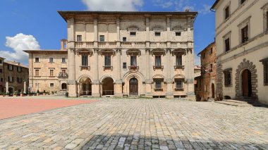 XVI. Yüzyıl Palazzo Nobili-Tarugi Sarayı, Piazza Grande Meydanı 'nın güney cephesi önce Yaşlı Antonio da Sangallo, sonra da Jacopo Barozzi da Vignola' ya atfedildi. Montepulciano-Toskana-İtalya.