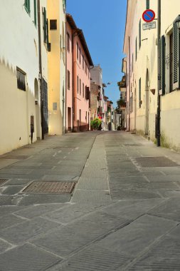 Rönesans ve Modern Çağlar 'dan kalma Piazza Giuseppe Mazzini Meydanı' ndan görülen binalar arasında, Via del Forte Caddesi boyunca uzanan doğu manzarası. Castiglione del Lago-Umbria-İtalya.