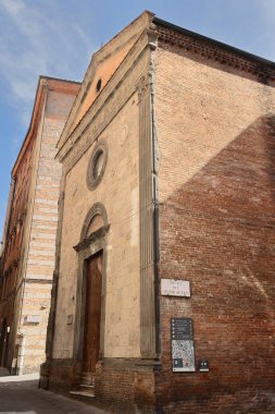 Siena, İtalya-12 Mayıs 2022: Chiesa di Santa Maria delle Nevi Kilisesi, Rönesans kuzeydoğu cephesi Via dei Montanini Caddesi Via dell 'Arco Malavolti Caddesi ile Vicolo del Rusticchetto Sokağı arasında..