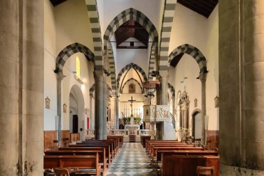 Riomaggiore, İtalya-13 Mayıs 2022: MS 1340 'ın Gotik tarzı iç mimarisi, Chiesa di San Giovanni Battista Kilisesi' ni 1870-1871 yılları arasında inşa etti..
