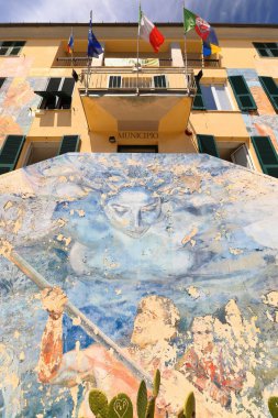 Riomaggiore, İtalya-13 Mayıs. 2022: Municipio-Town Salonu duvarındaki, Cinque Terre Ulusal Parkı 'nın Sanat Gezileri adlı duvar resmi, 1999 yılında parkın kendisi tarafından yaptırıldı..