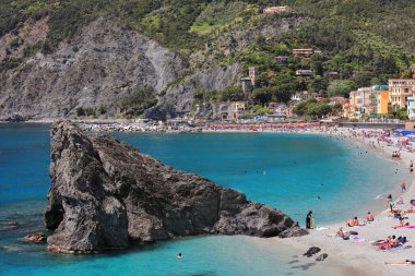 Monterosso, İtalya-14 Mayıs 2022: Scoglio di Monterosso, Spiaggia di Fegina Sahili 'nin doğu ucunda izole bir kaya parçası, eski kasabanın batısındaki nispeten modern genişleme alanı..
