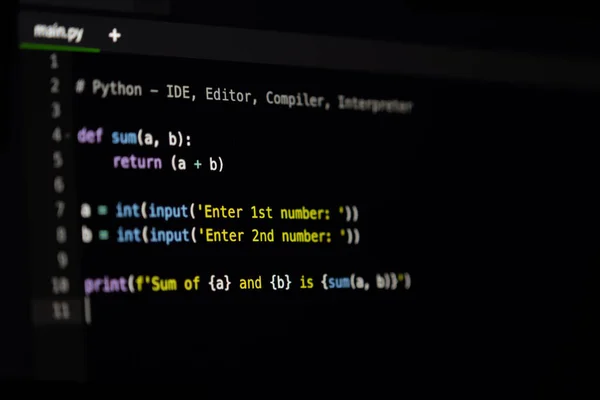 Yazılım kaynak kodu. Program kodu. Bilgisayar ekranında kod. Müteahhit ofiste program kodları üzerinde çalışıyor. Kaynak kodlu fotoğraf. Python IDE