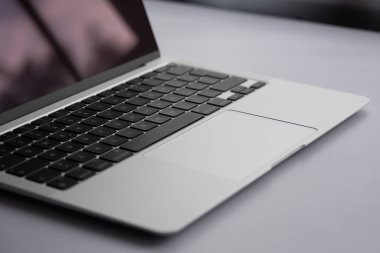 Beyaz bir masadaki dizüstü bilgisayarın görüntüsünü kapat