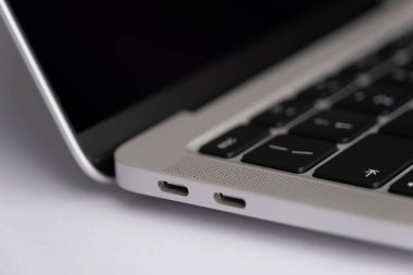 Modern ultraviyole laptopun yanında iki usb-c tipi soket var. Modern aygıt makro yakın çekim fotoğrafının bağlanıcısı