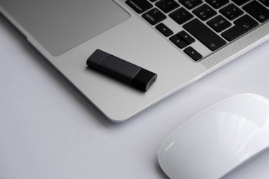 Dizüstü bilgisayarda modern bir USB flaş disk. Ultrabook 'ta yüksek kapasiteli hafıza. Merkez ofis veya veri depolama. 