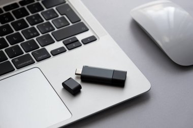 Veri depolama konsepti olarak kapağı olmayan USB flash bellek. USB tip-c arayüz içeren yüksek hızlı bellek diski