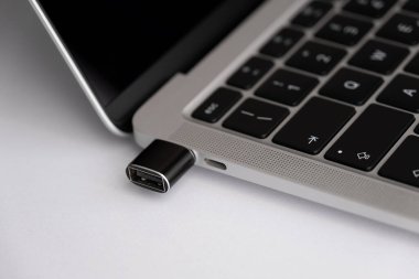 Modern laptop ultrabook PC 'ye bağlı yeni usb tip-c adaptörüne eskidir. Çevresel aygıtlar için USB bağlantı merkezi