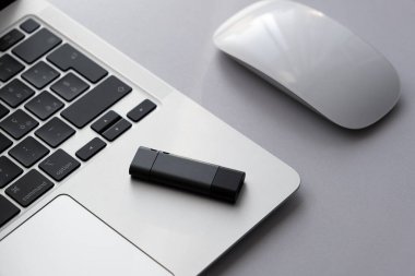 USB bellek çubuğunda dosya ve meadia depolama ve aktarımı