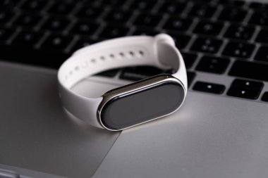 Dizüstü bilgisayarda spor takip cihazı. Klavyede akıllı saatler