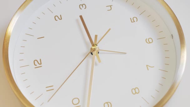 Cerca Reloj Pared Con Reloj Tiempo Giratorio Relojes Pared Muestran — Vídeo de stock