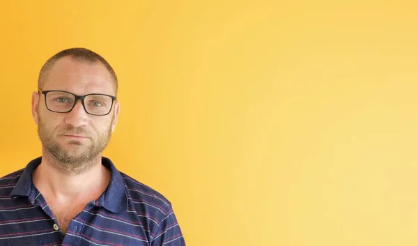 Sarı Arka Planda Gözlüklü Bir Adamın Portresi Boşluğu Kopyala — Stok fotoğraf