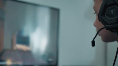 Çocuk evde bir bilgisayar oyunu oynuyor. Online video oyunu teknolojisi konsepti. Genç bir çocuk klavyeli bir fare üzerinde video bulanıklığı oyunu oynuyor. Video oyunlarından kumar bağımlılığı.