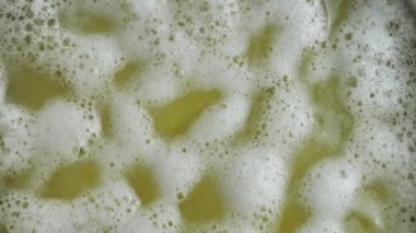 Patatesler kaynar suda kaynatılır. Seçici odaklanma. Bir tencerede kaynar suda patates odunlarının yakın çekimi.