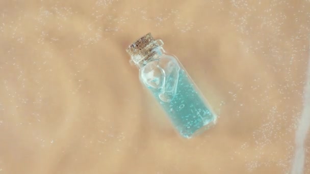 Косметична Пляшка Пляшка Поверхні Води Краплями Повільний Рух Водних Хвиль — стокове відео