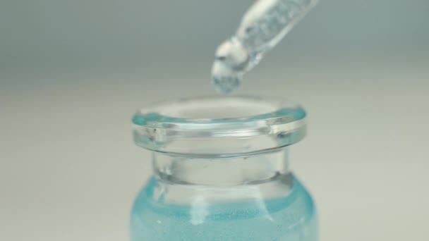 Pipeta Olejkiem Kosmetycznym Masażu Kroplami Płynącymi Brązowej Butelki Zbliżenie — Wideo stockowe