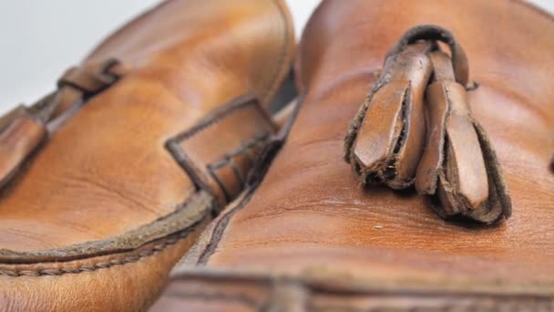 Модель Коричневого Чоловічого Нового Взуття Чоловічого Взуття Білому Тлі Обертається — стокове відео