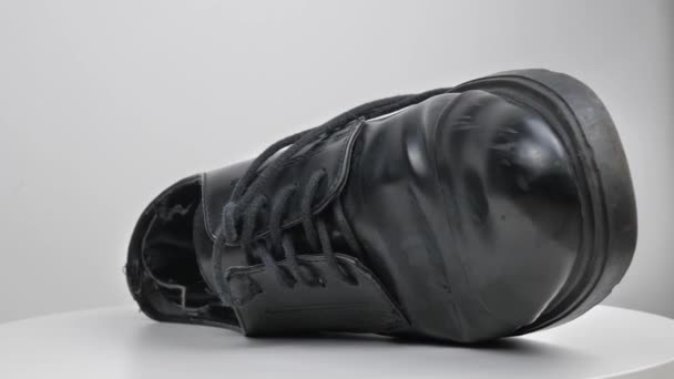 在时髦的冬鞋上有扭伤的鞋底 低质量的冬靴 打开转盘 — 图库视频影像