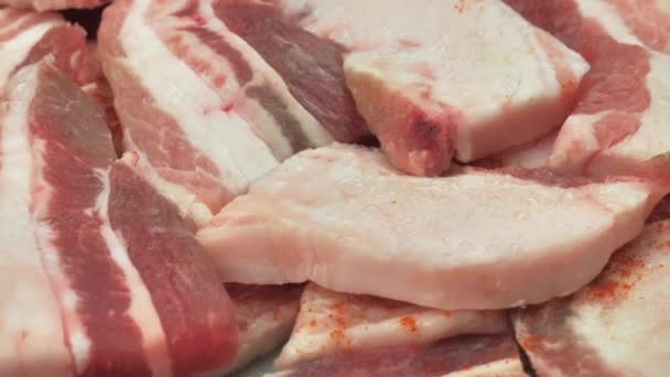 生の豚肉のベーコンのスライスを閉じる — ストック動画