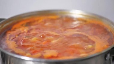 Ukrayna usulü kırmızı borş bir tencerede kaynıyor. Geleneksel çorba.