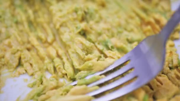 Gros Plan Écraser Avocat Avec Une Fourchette Préparation Sauce Guacamole — Video