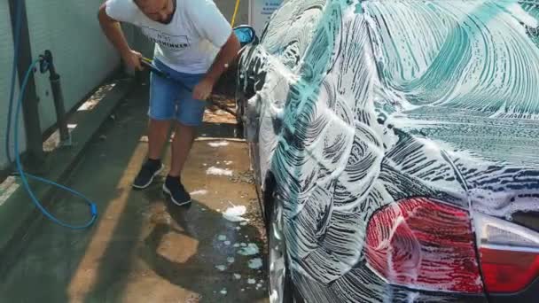Mężczyzna Myje Samochód Samoobsługowej Myjni Samochodowej Młody Człowiek Czyści Samochód — Wideo stockowe