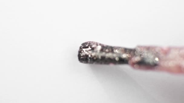 Doorschijnende Transparante Nagellak Met Glitter Een Witte Achtergrond Het Aanbrengen — Stockvideo