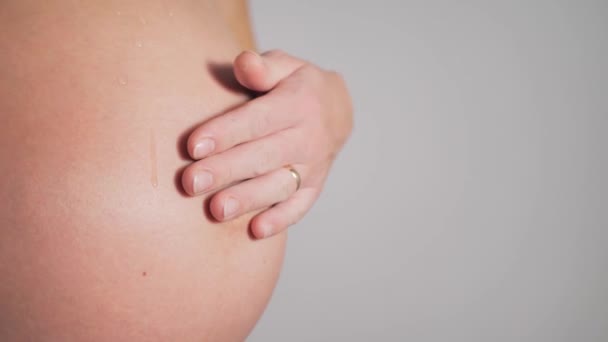 怀孕妇女用带有拉伸痕迹的乳液涂抹腹部 怀孕期间的身体护理概念 — 图库视频影像