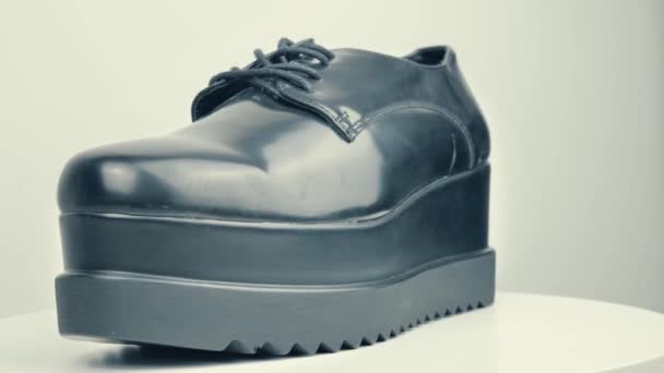 Sapatos Pretos Fundo Branco Girando Uma Plataforma Giratória — Vídeo de Stock