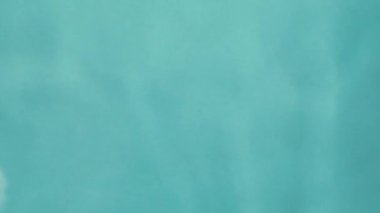 Su yüzeyinde damlalar, mavi bir arkaplan